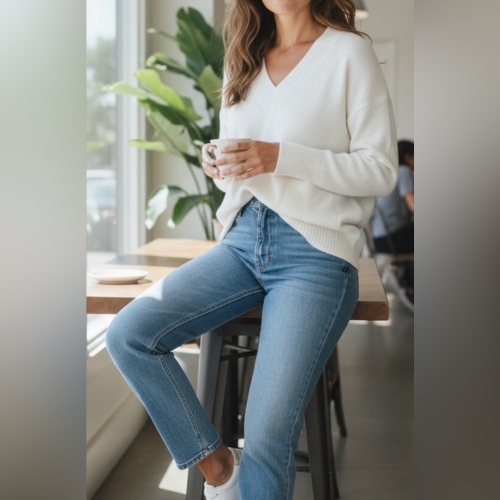 Banana Republic Classic V-Neck Long Sleeve Drop Shoulder White Pullover Sweater